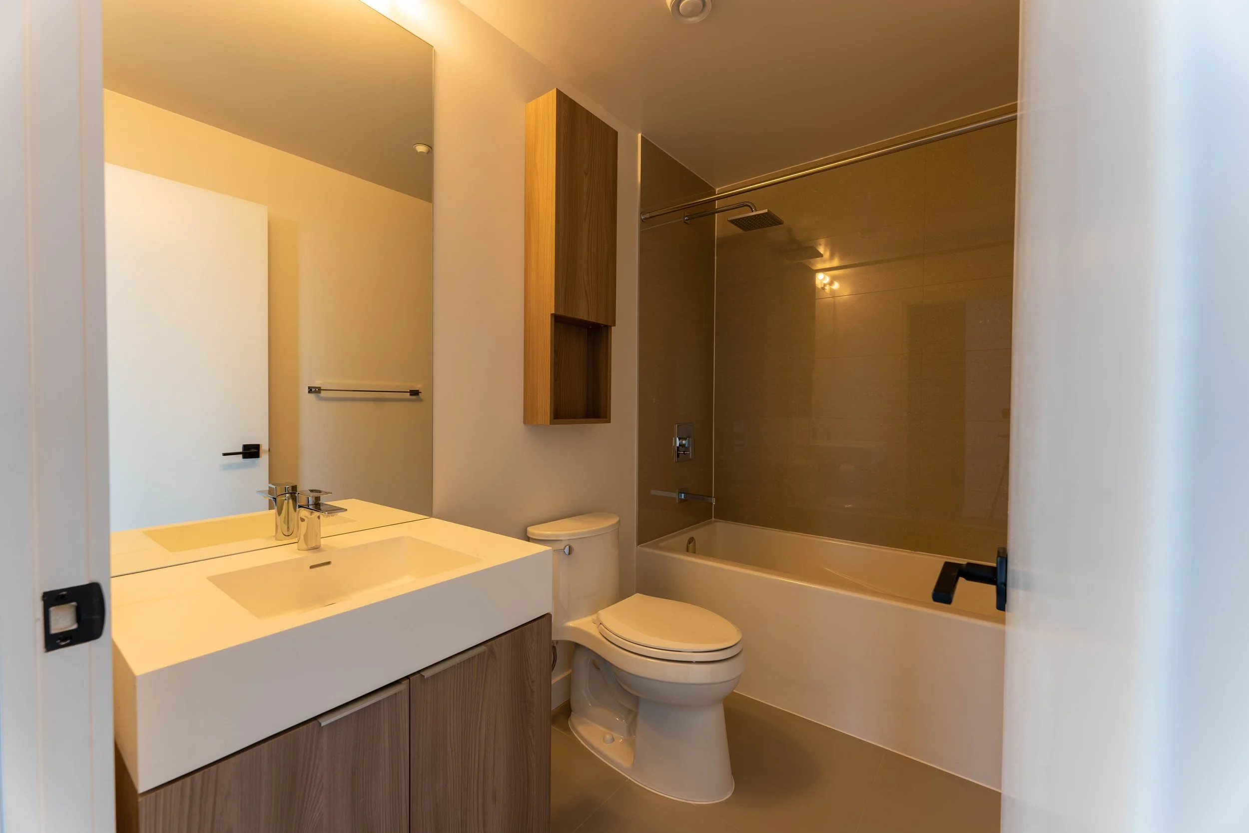 08 - Bathroom with tub.jpg