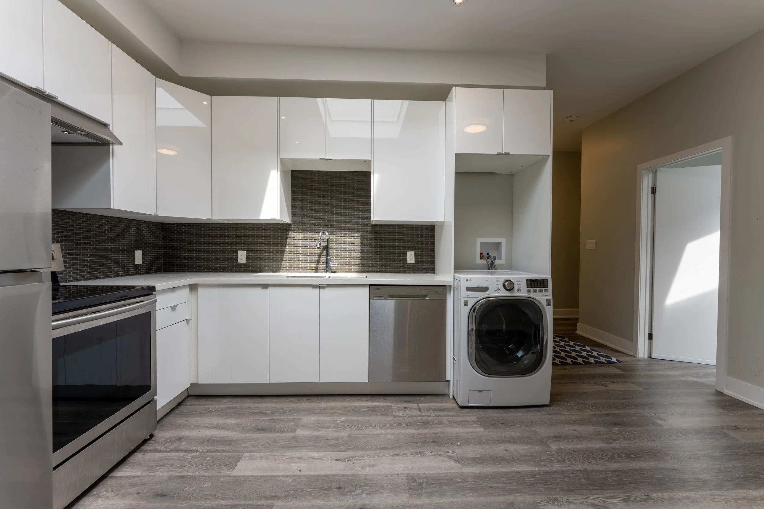 FOR LEASE: 400 Queen Street West #1