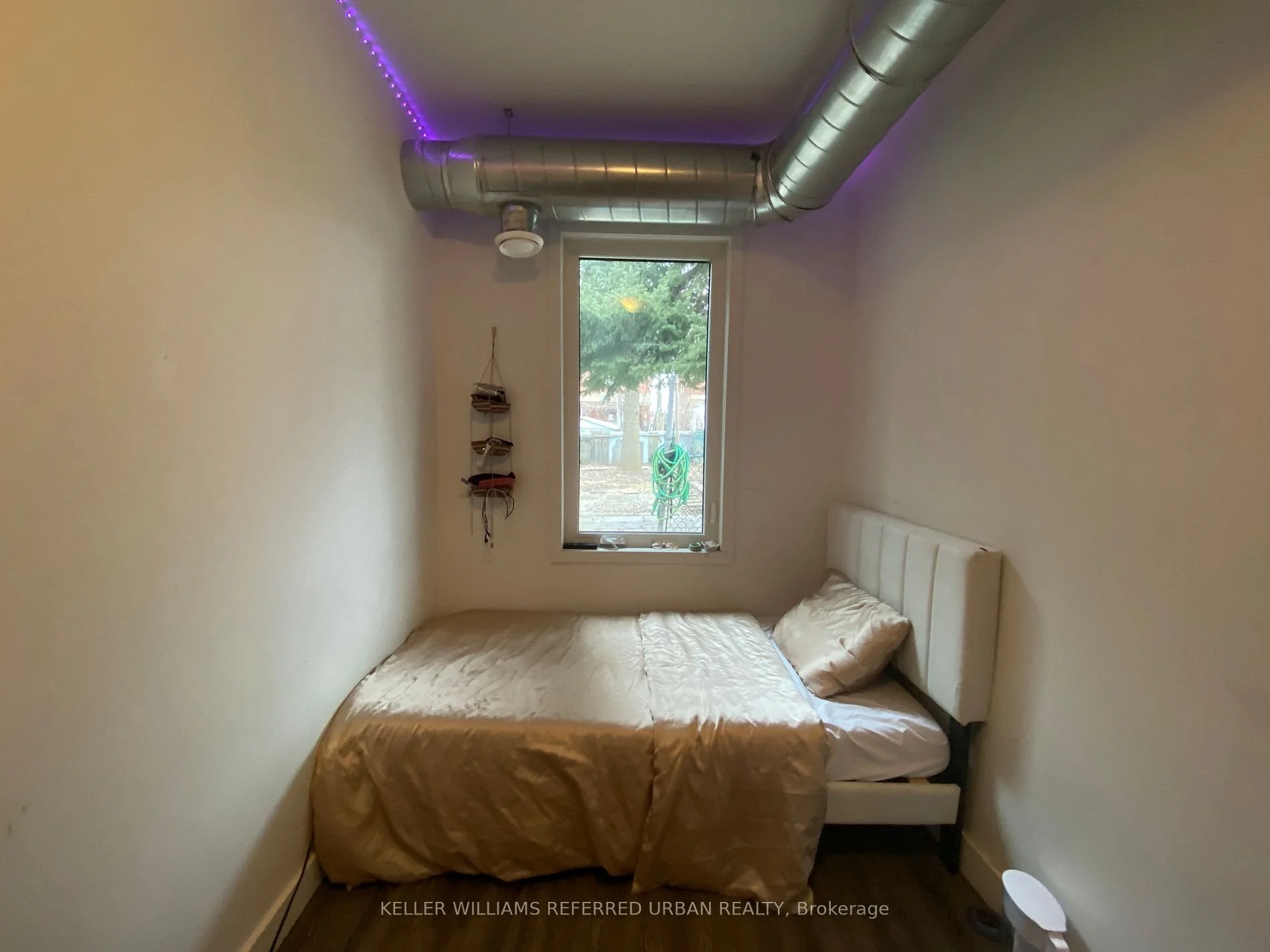 FOR LEASE: 344 Bartlett Avenue N Room 3