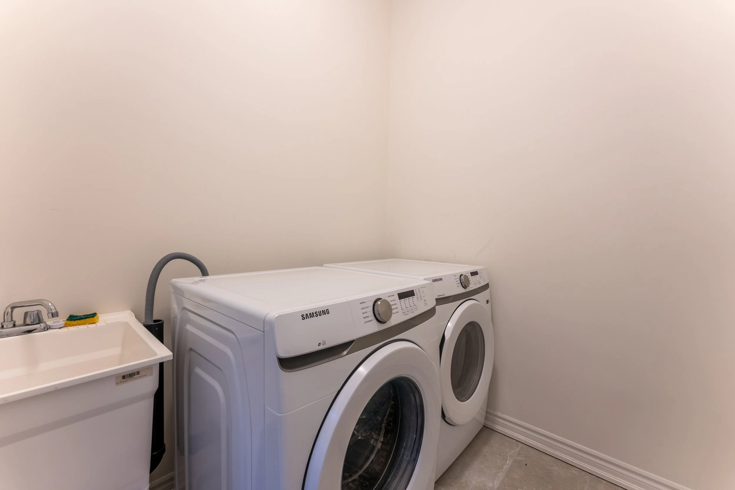 23 - DSC00672-HDR - Washer and Dryer.jpg