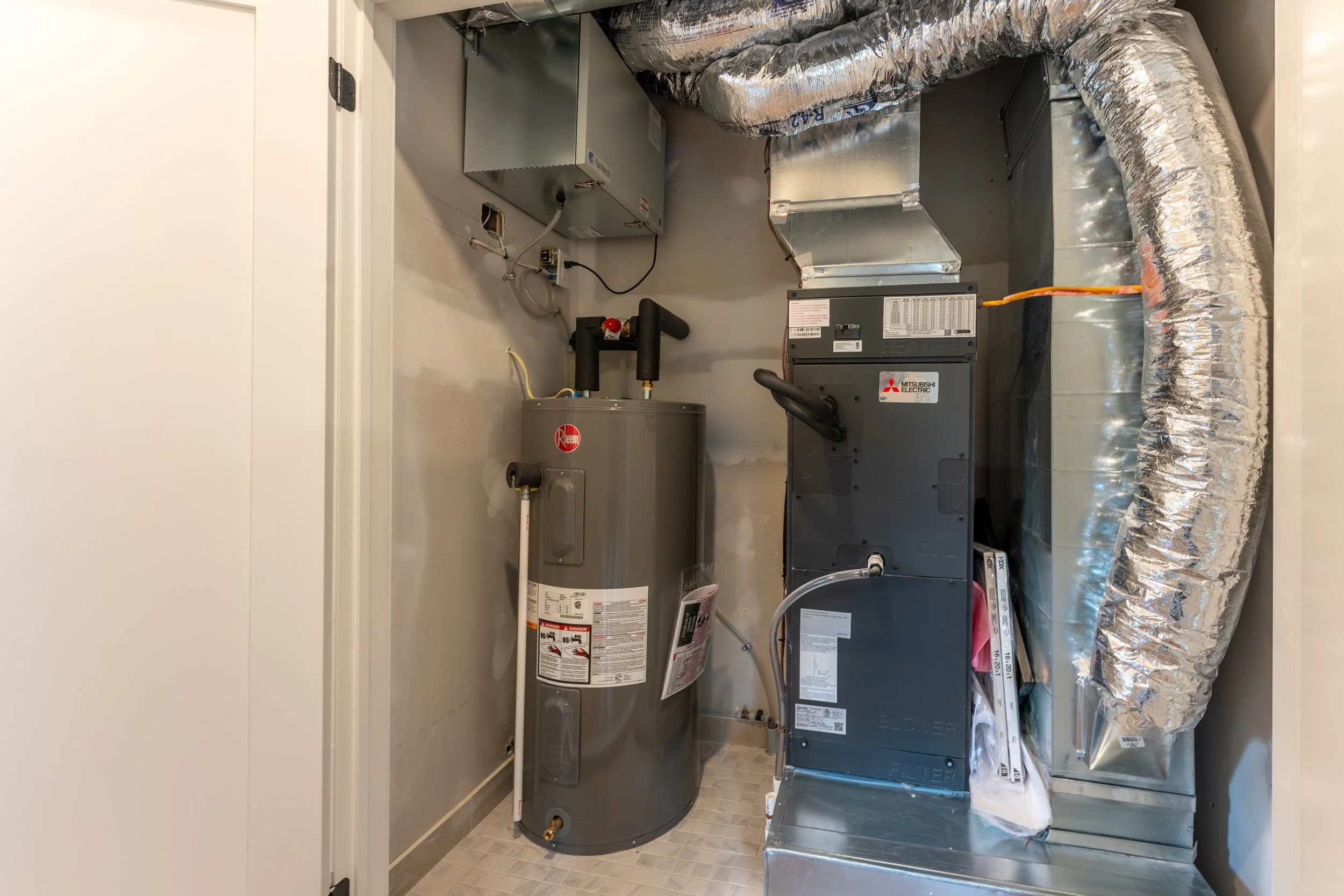 10 - DSC01284-HDR - HVAC.jpg