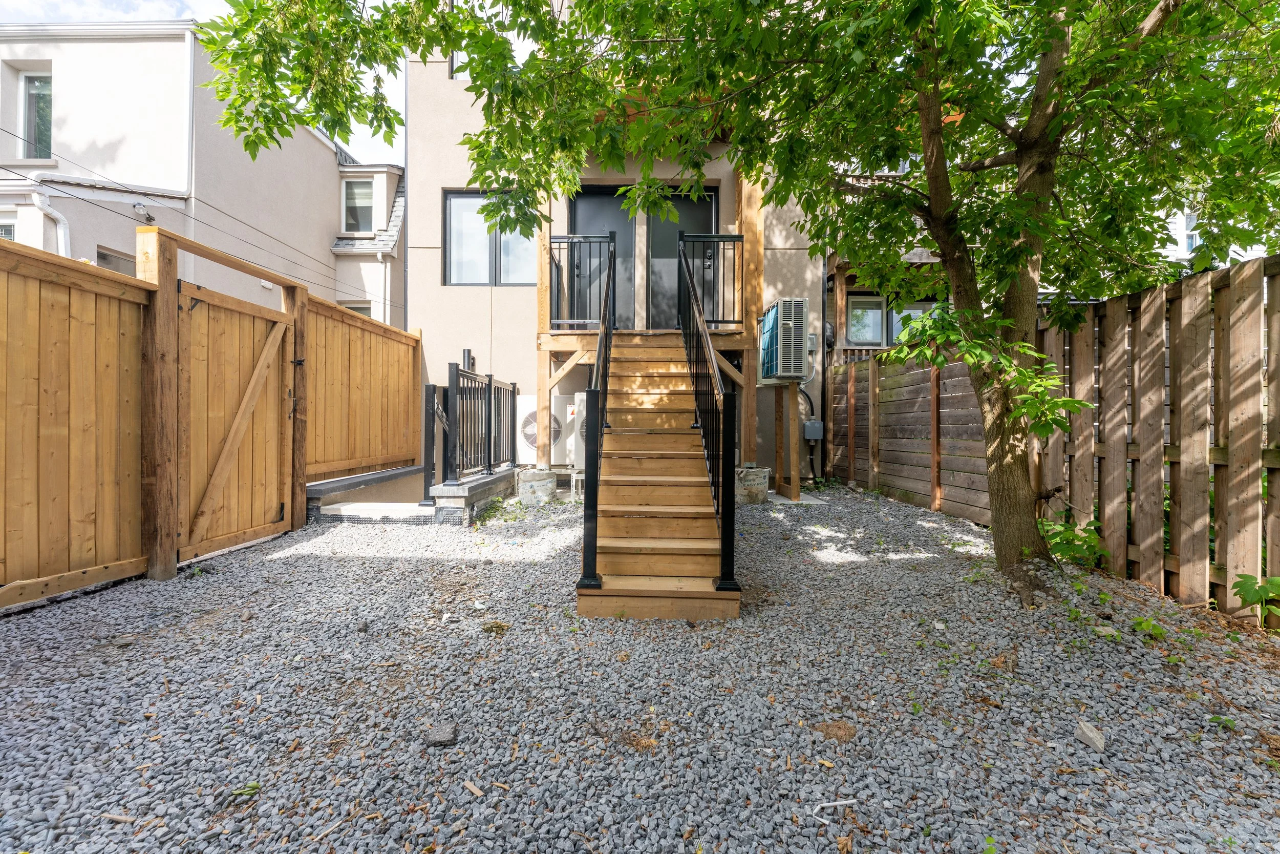 14 - DSC01236-HDR - Exterior Rear.jpg