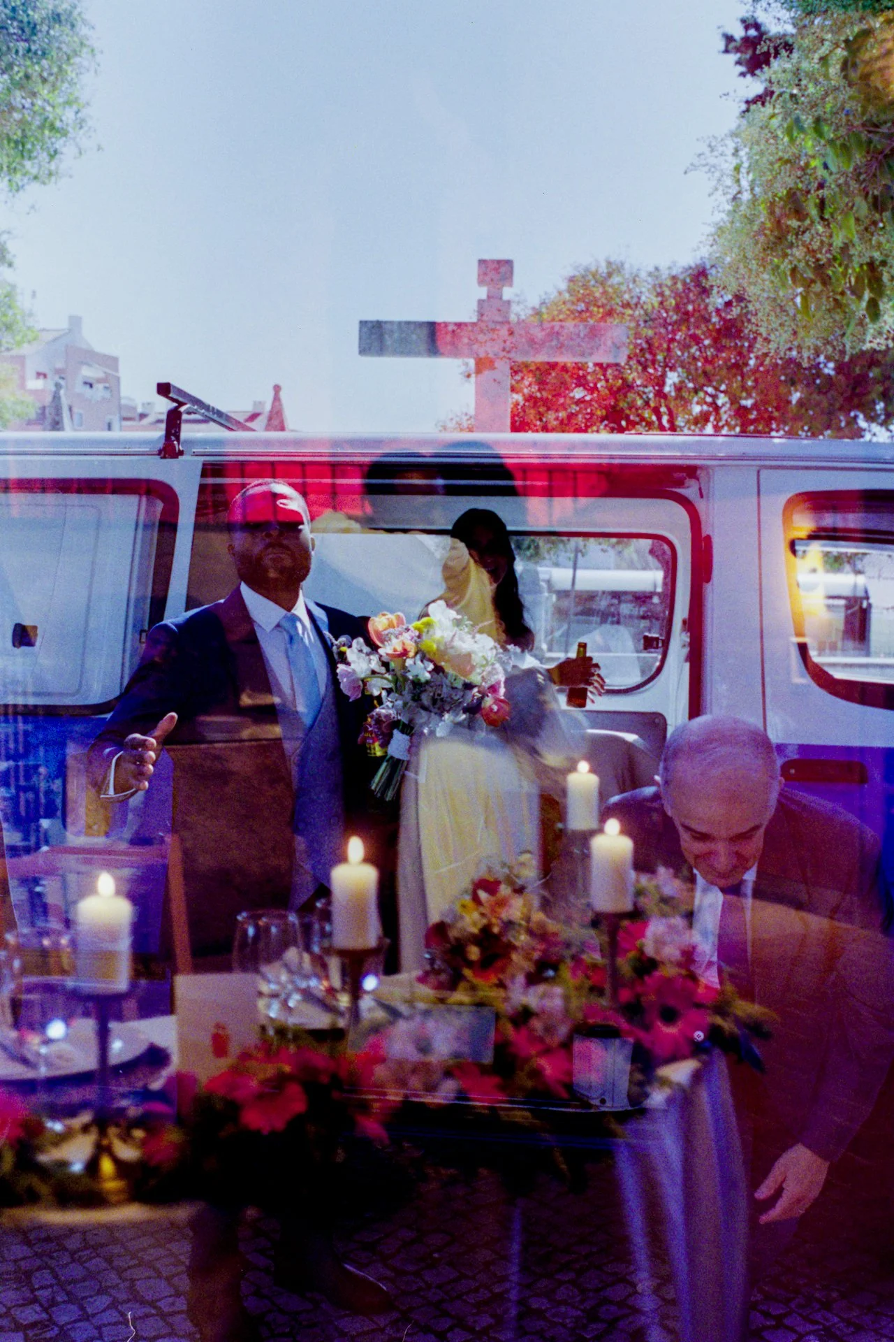 Casal entra para carro depois de casamento e ambiente de festa e alegria