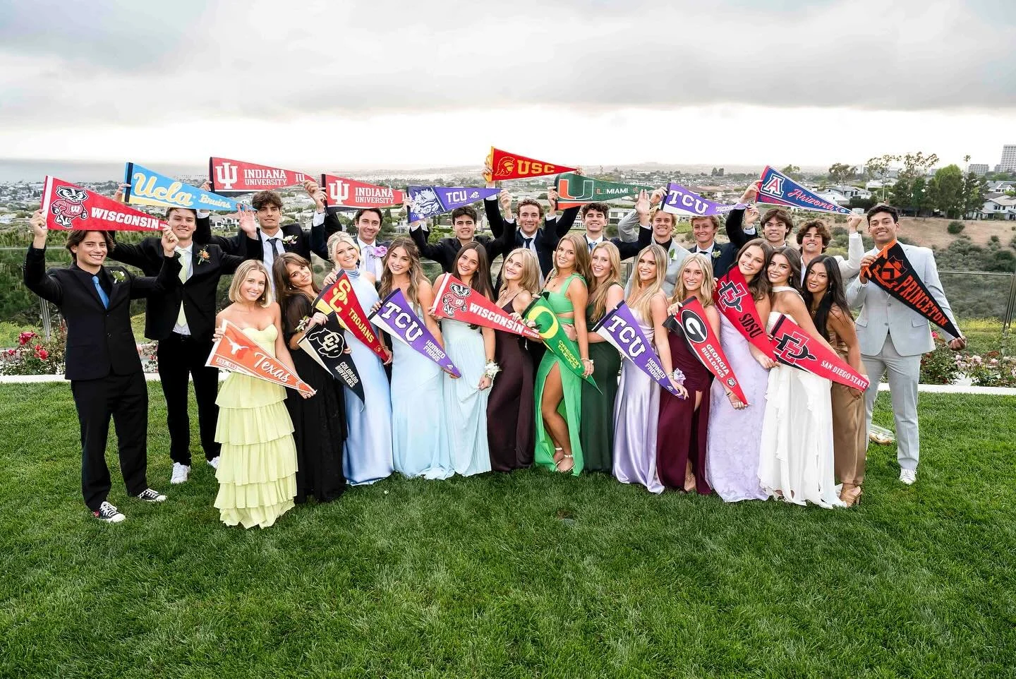 Corona Del Mar Prom 2025. Had a great time photographing this amazing group of seniors before their senior prom! Go get em class of 2025!

#classof2025 #prom #seniors2025 #coronadelmar #cdm #cdmhs #eventphotography #davidwoolbertphotography #socalpho