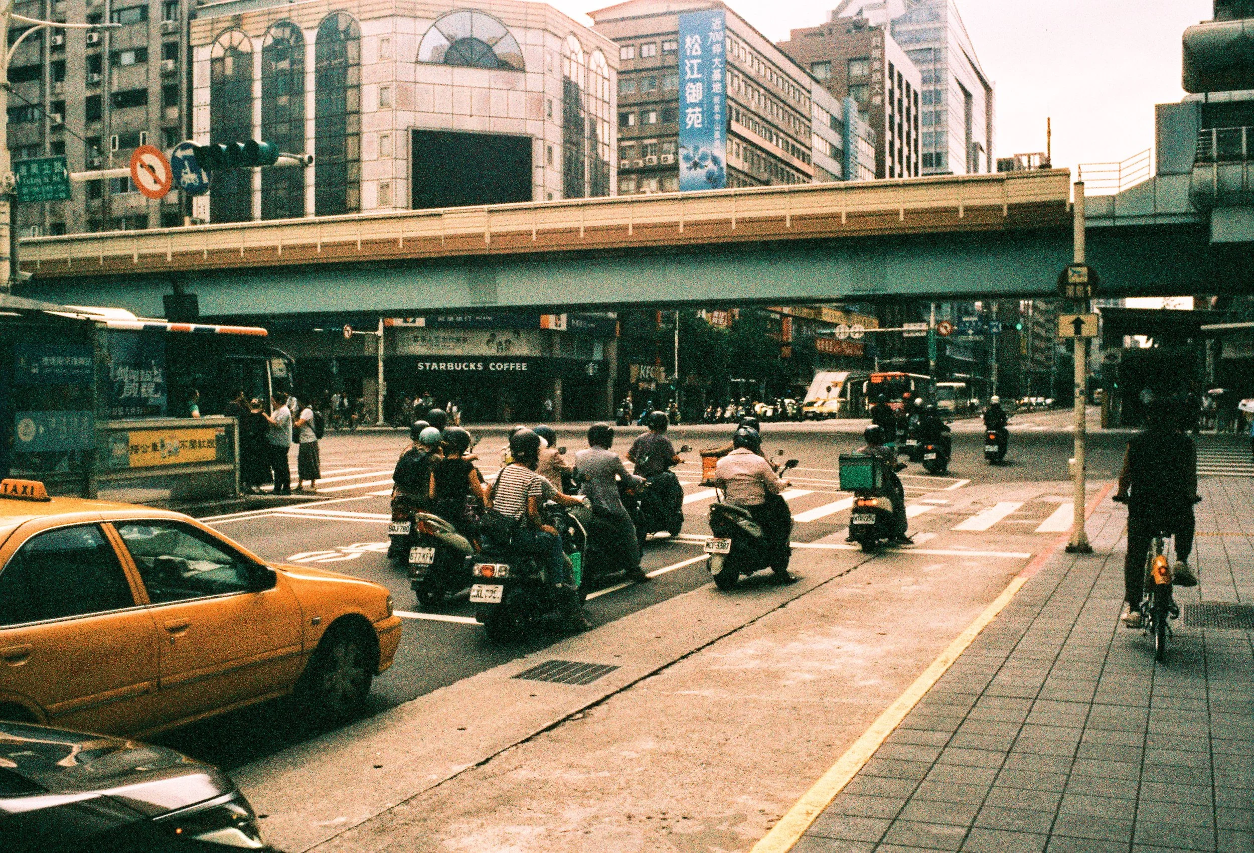 R1-09915-005A.jpg