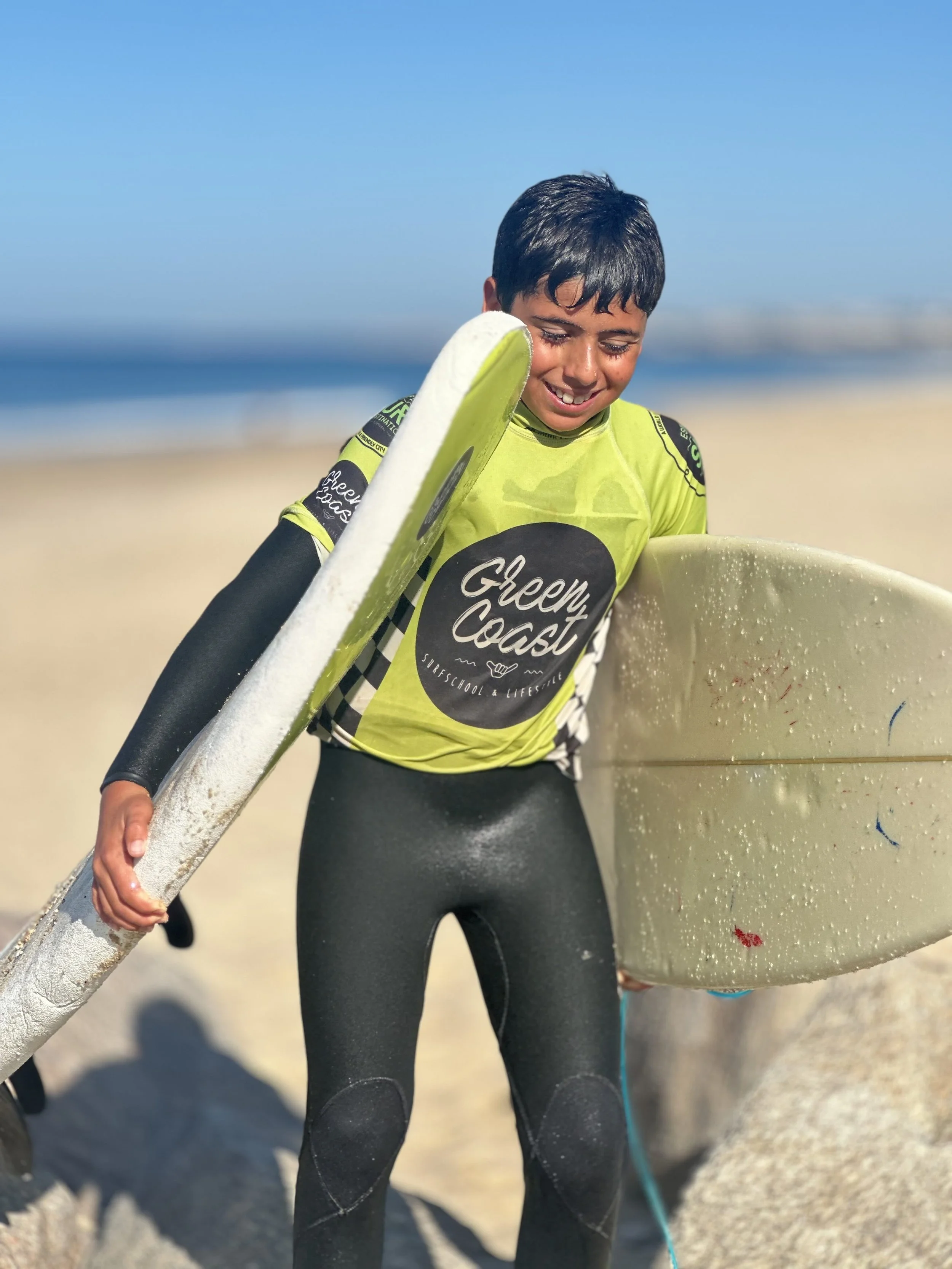 A Felicidade Mora Entre Ondas: Porque as Aulas de Surf São o Antídoto que Não Sabias que Precisavas