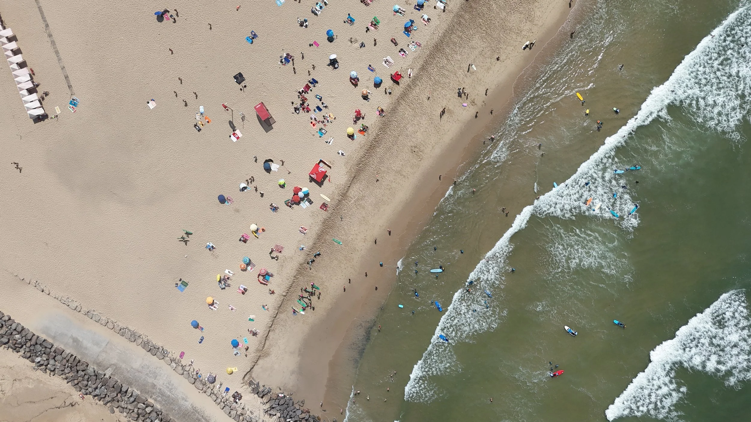 O nosso playground! Estamos na praia! 🏖️🏄‍♀️  ~ Our playground! We're on the beach! 🏖️🏄‍♀️
