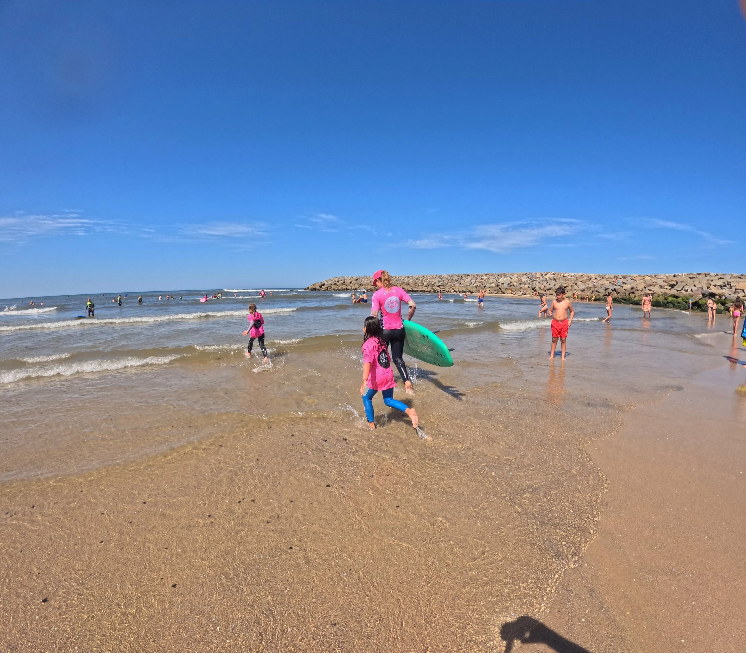 Na GreenCoast Surf School acreditamos que ensinar surf a crianças é muito mais do que pô-las em cima de uma prancha. At GreenCoast Surf School, teaching kids to surf is more than standing on a board. 