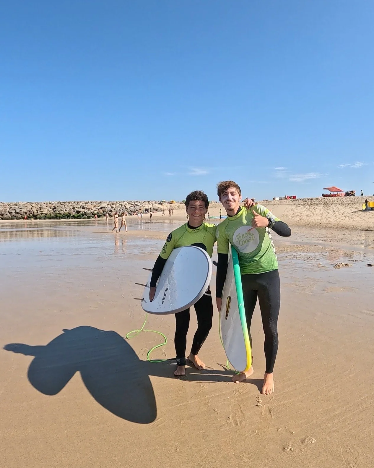 Na GreenCoast Surf School, acreditamos que o surf &eacute; muito mais do que aprender a ficar em p&eacute; numa prancha &mdash; &eacute; sobre felicidade. 🌊
Cada onda &eacute; um sorriso, cada queda &eacute; uma gargalhada, cada conquista &eacute; u