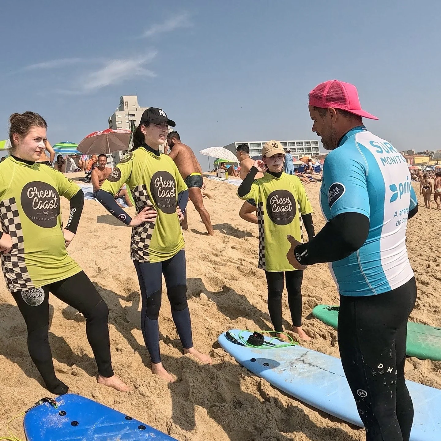 🌊 Na GreenCoast Surf School, qualidade n&atilde;o &eacute; promessa &mdash; &eacute; pr&aacute;tica di&aacute;ria.
N&atilde;o se trata apenas de ter os melhores instrutores certificados, com anos de experi&ecirc;ncia no mar. Trata-se tamb&eacute;m d
