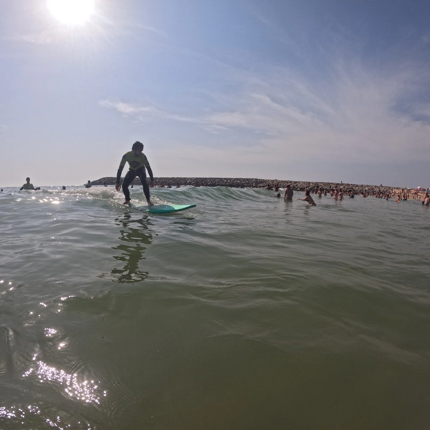 🌊 Aula de Surf a Dois? Sim! 💙 Seja com o teu namorado, a tua mulher ou o teu melhor amigo &ndash; nada une mais do que uma onda partilhada! Na GreenCoast Surf School, criamos momentos inesquec&iacute;veis com aulas privadas para dois. Porque aqui, 