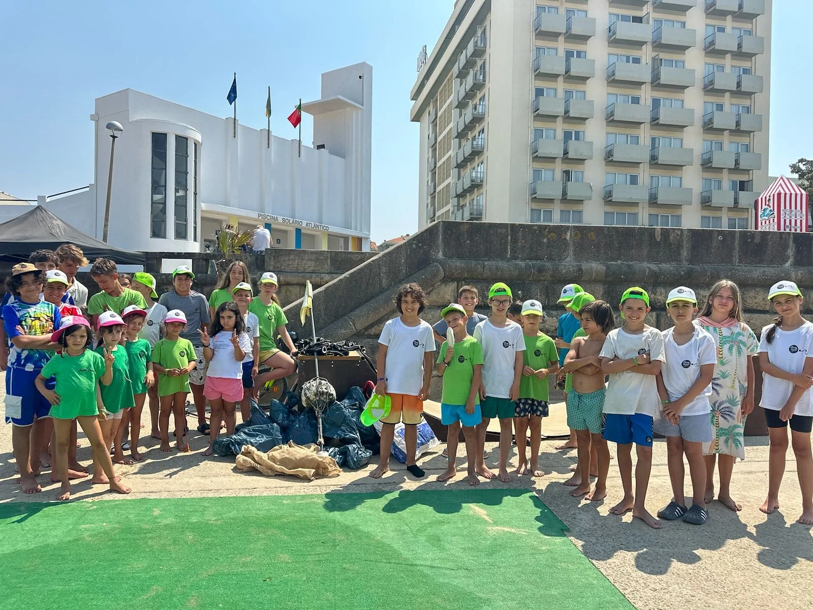 🌍 Surf e sustentabilidade andam de mãos dadas ~ 🌍 Surfing and sustainability go hand in hand.