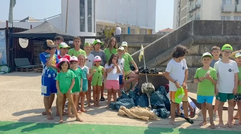 🌍 Surf e sustentabilidade andam de m&atilde;os dadas. Na GreenCoast Surf School, todas as semanas organizamos limpezas de praia com os nossos alunos, porque cuidar do oceano &eacute; t&atilde;o importante como surfar as suas ondas.
🌊 Fazemos parte 