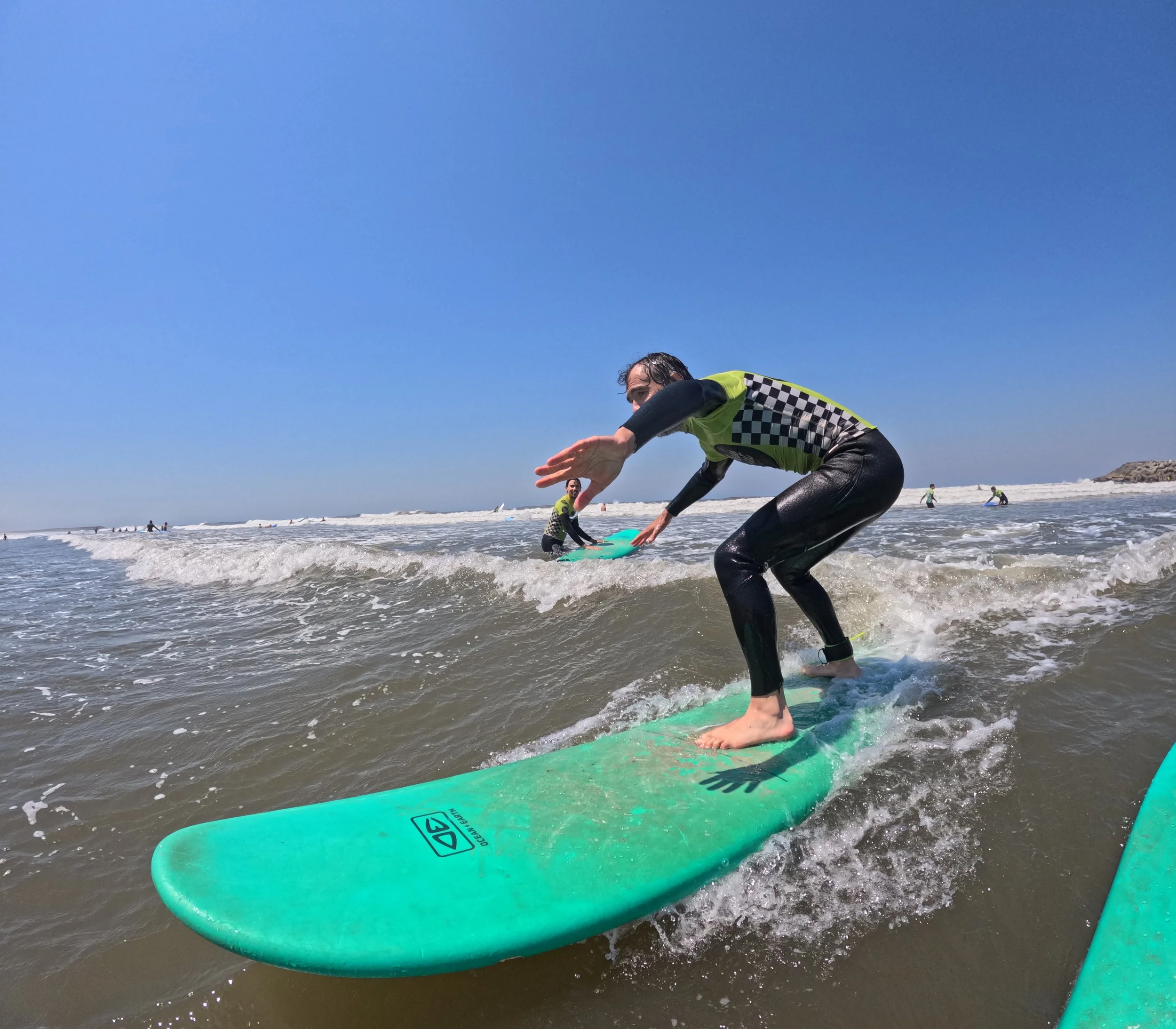 🌊 Na GreenCoast Surf School, cada onda é um sorriso! Escola da Felicidade! At GreenCoast Surf School, every wave is a smile! School of Happiness! 🌊 