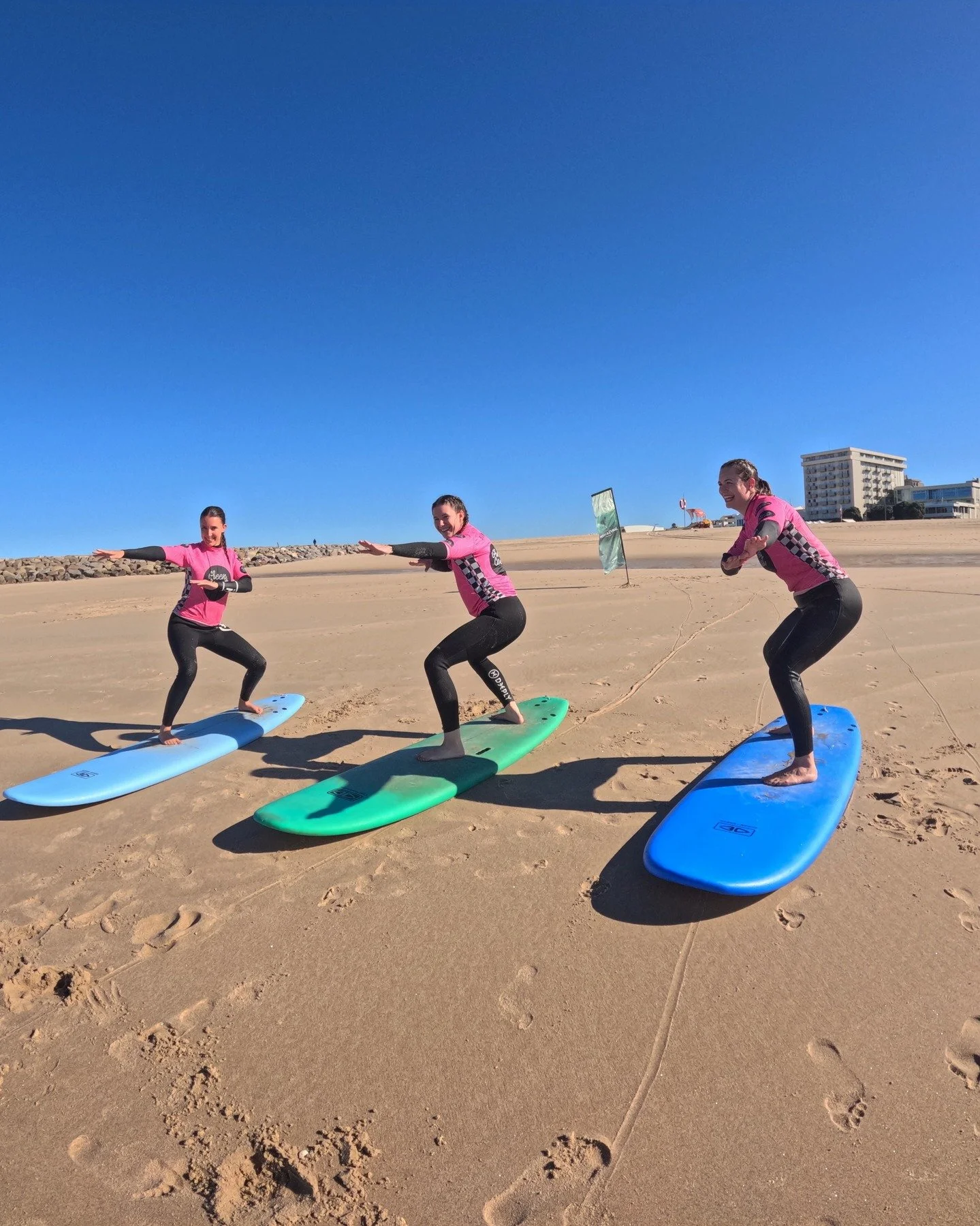 🌊 &Eacute; mais do que surf. &Eacute; alegria pura! Escola da Felicidade! 
Na GreenCoast SurfSchool, cada aula &eacute; um momento de felicidade. 🏄&zwj;♀️ Sorrisos que rasgam o mar, gargalhadas entre ondas e aquela sensa&ccedil;&atilde;o &uacute;ni