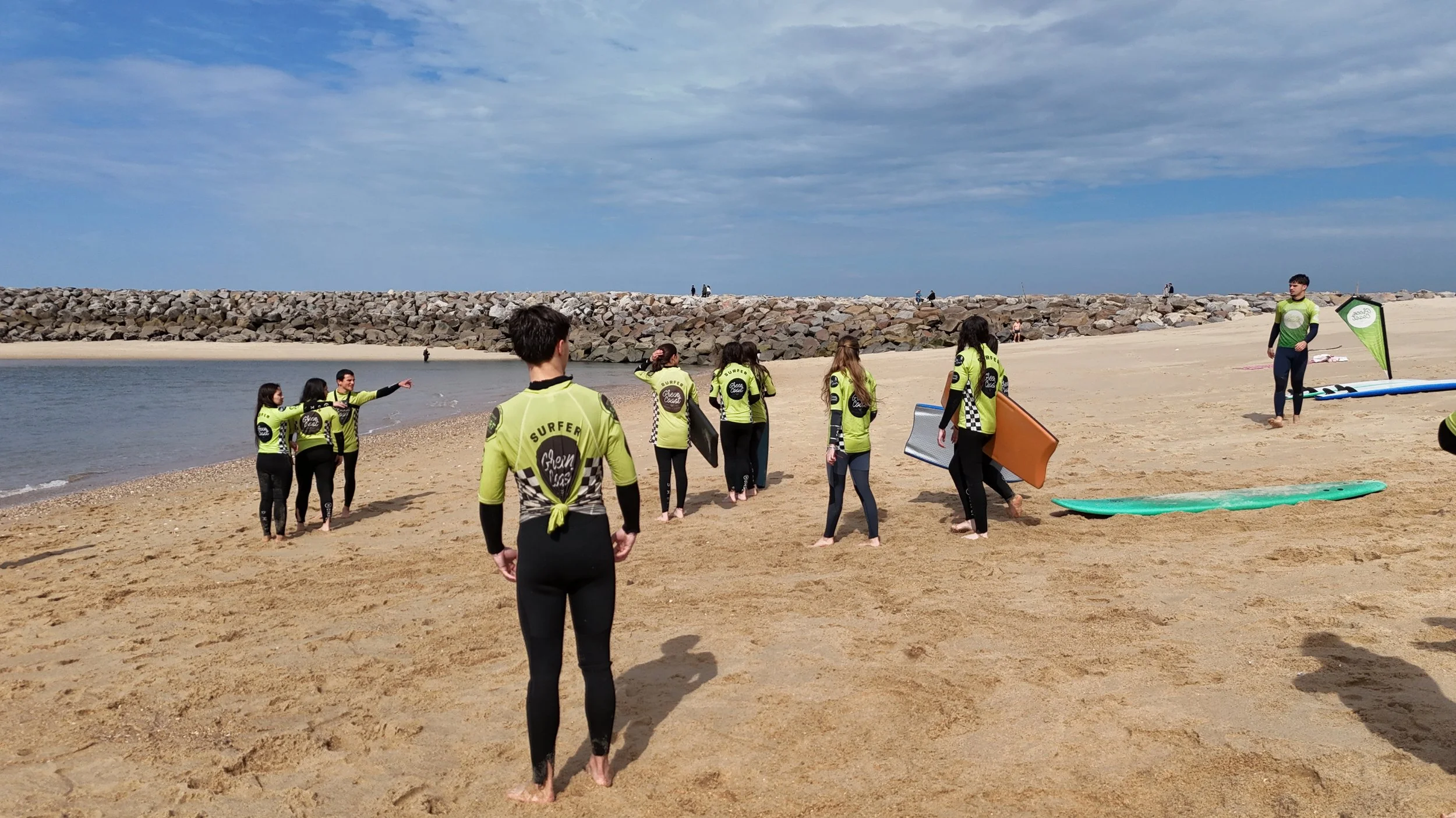 De Guimarães para as ondas de Espinho. Um fim de semana de surf, boas vibes e memórias  They came from Guimarães… and ended up surfing in Espinho 🌊🤙