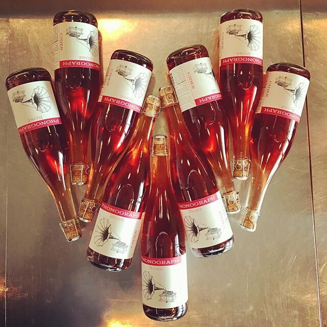 We are in love with our beautiful new Phonograph Rose Cider! 😍🌹🍎
Bla&uuml;frankisch grapes give it its beautiful hue and it tastes as good as it looks!
#cider #phonographcider #phonographrosecider #redfleshedapple #cidery #cider
making #rosecider 