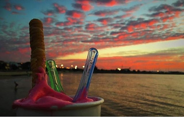What an incredible sunset!? Looks even better with our gelato featuring  in front of it! Great shot @bianca_maggs #gelato #sunset #gelatolove #tasty #delicious #yummy #7apples #StKilda #treat #sweet