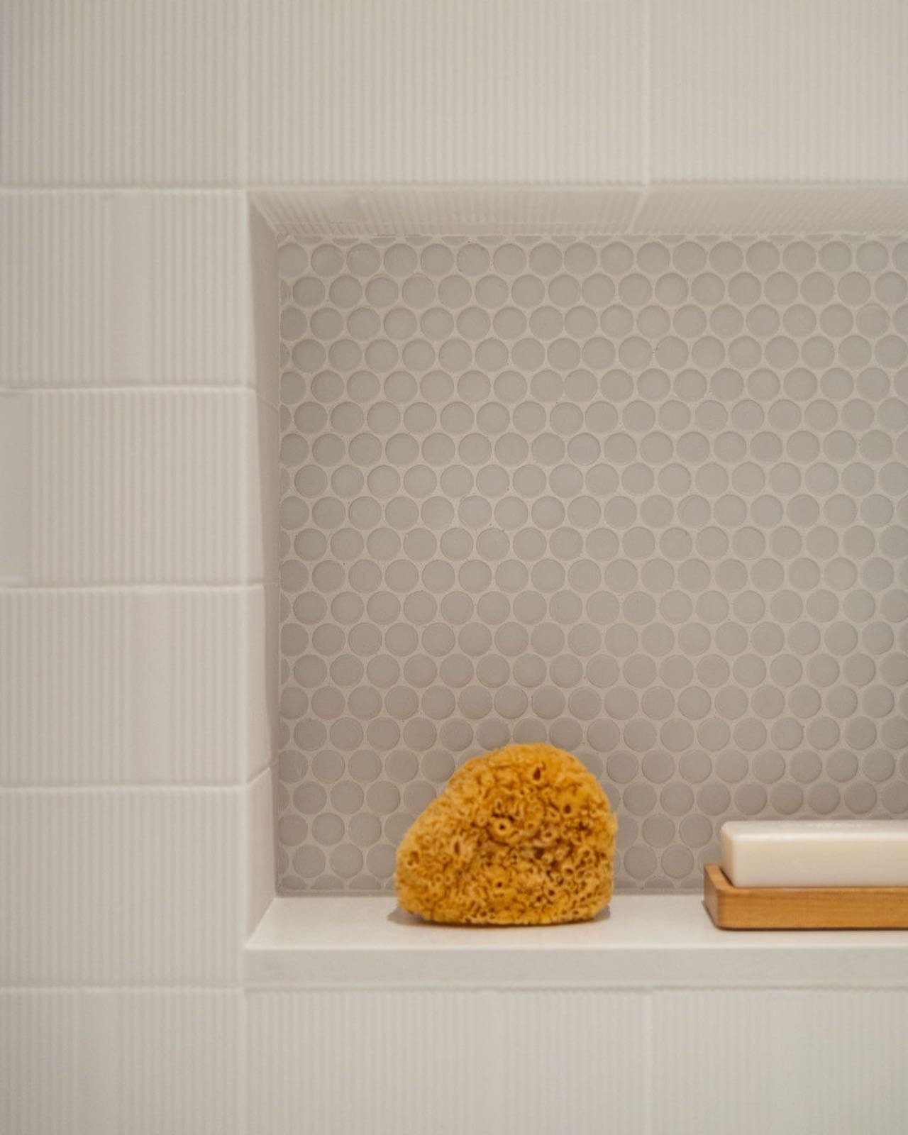 TILE  T E X T U R E 
&hellip; white can add character too 
.
.
.
.
.
#tiledesign #showerdesign #mountainmodern #bathroom #homedesign #luxurydesign #mountainhome #vermontarchitect #stratton #mountainliving #archilovers_interiors #whitetile #texturetil