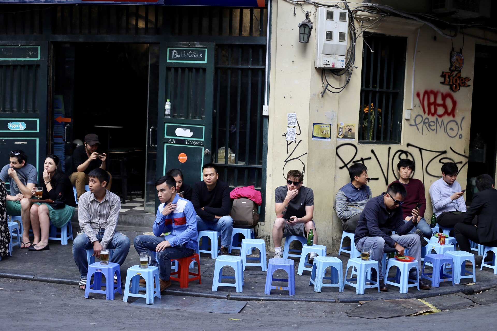 Bia Hoi Corner: 20 Tạ Hiện, Hàng Buồm, Hoàn Kiếm, Hà Nội, Vietnam.
