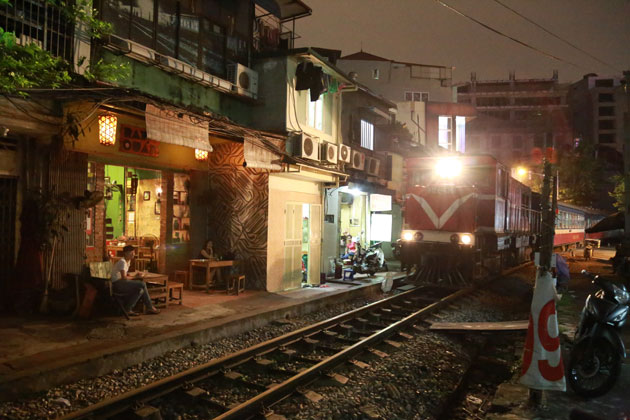Ray Quán's patio is just a few feet from passing freight trains, photo credit: HanoiVietnam.fr