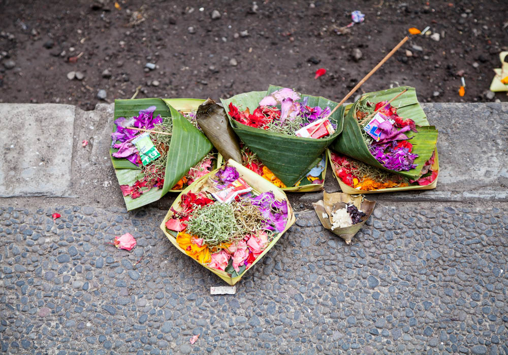 Small offerings on a street corner in Bali, photo from Indoneo .