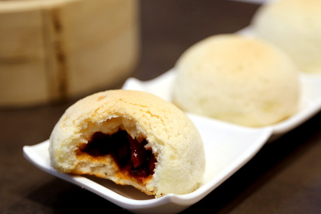 BBQ pork buns at Tim Ho Wan. Photo from danielfooddiary.com .