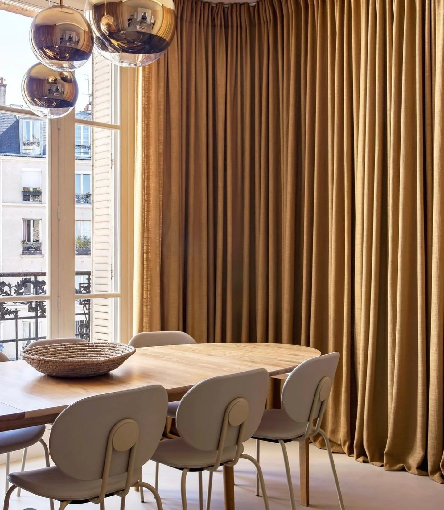 This kitchen in the Center and Health needed to be as earthy as possible, so my recommendation to my clients and to their interior designer @camille.salzman was: conjure all the warmth possible with materials and colors (yellows, gold, golden tones) 