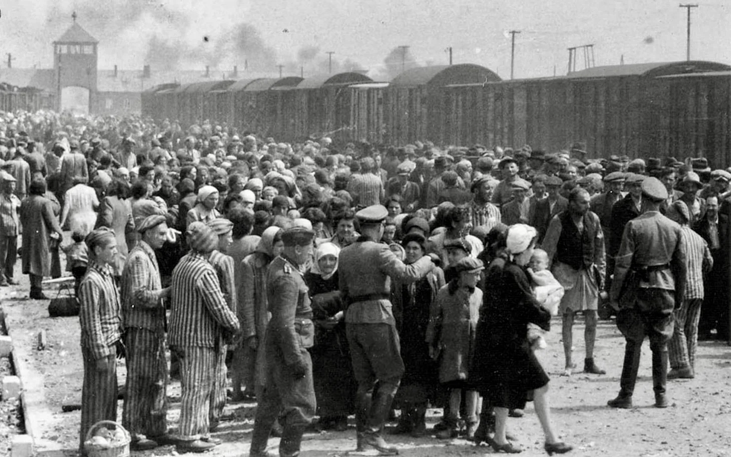 Auschwitz_guards_a_1.jpg