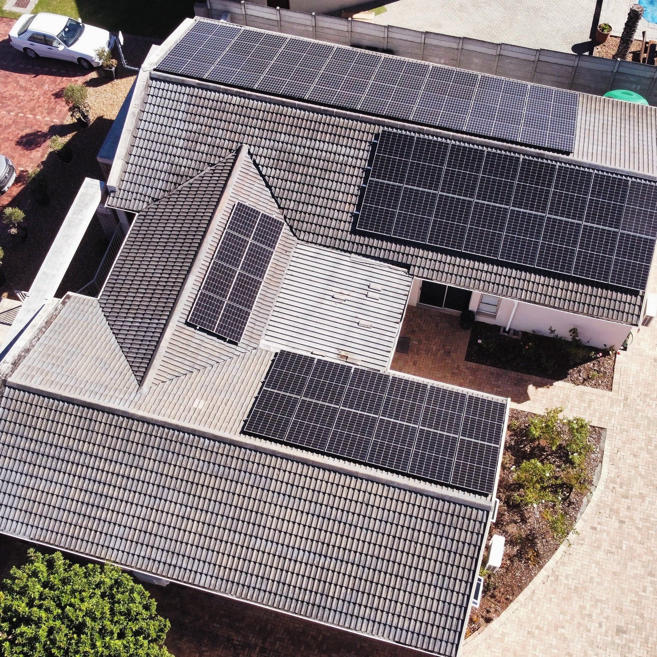 Thanks to our Mediterranean climate in #capetown , with very mild, rainy winters and warm to hot, sunny summers, solar PV systems perform well all year round.
This is an arial shot of our latest #victronenergy smart-solar system in the northern subur