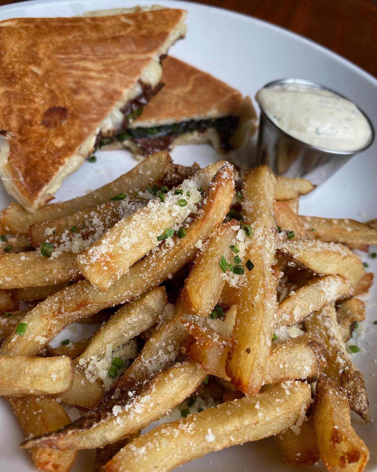 New features for tonight!!!

&bull;Chocolate &amp; Brie panini with parmesan truffle fries!

&bull;Penne pomodoro! 

&bull;
&bull;
&bull;
&bull;
&bull;
&bull;
#dueamici #downtowncolumbus #fridaynight #dinnerplans #italian #food #weekend #cbusfoodscen