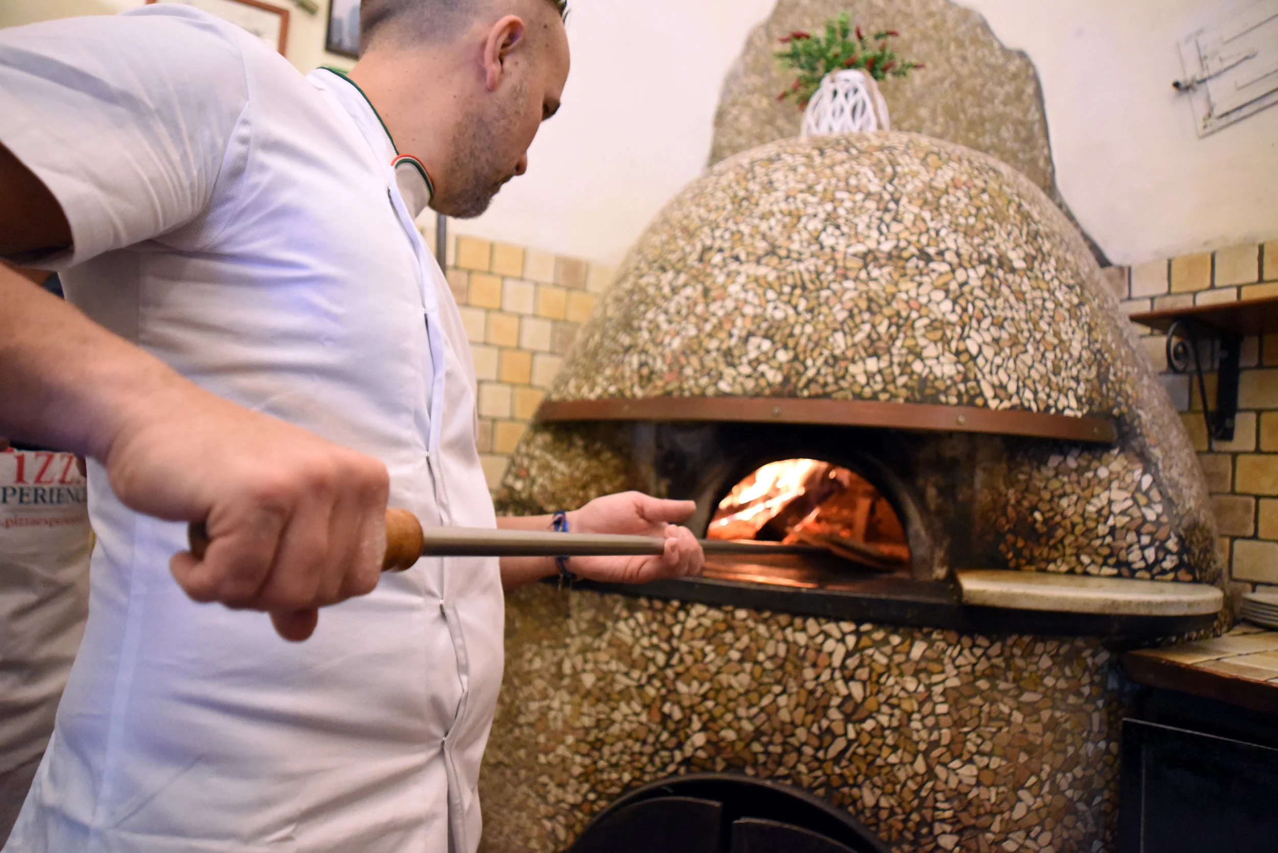 Making pizzas at Pizzeria al 22.