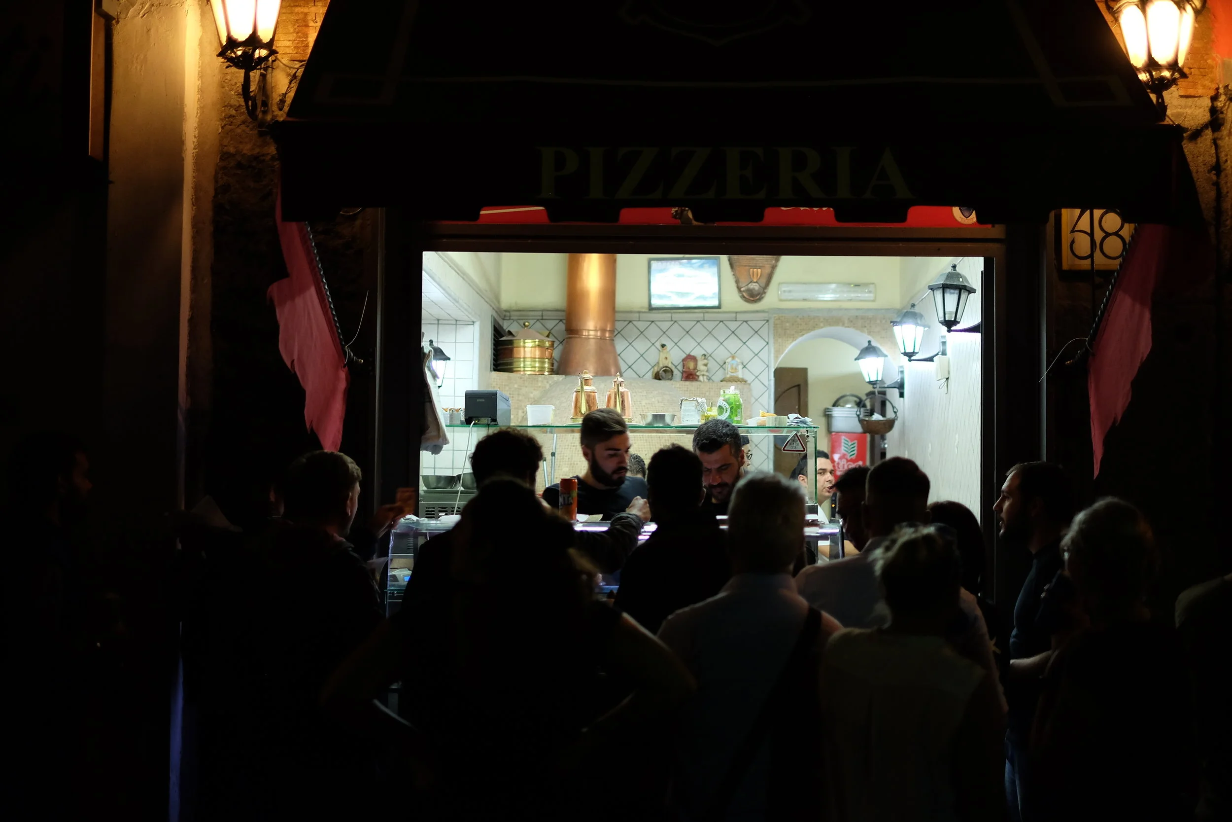 Pizza take away at Pizzeria I Decumani, Via dei Tribunali, 58, 80138 Napoli