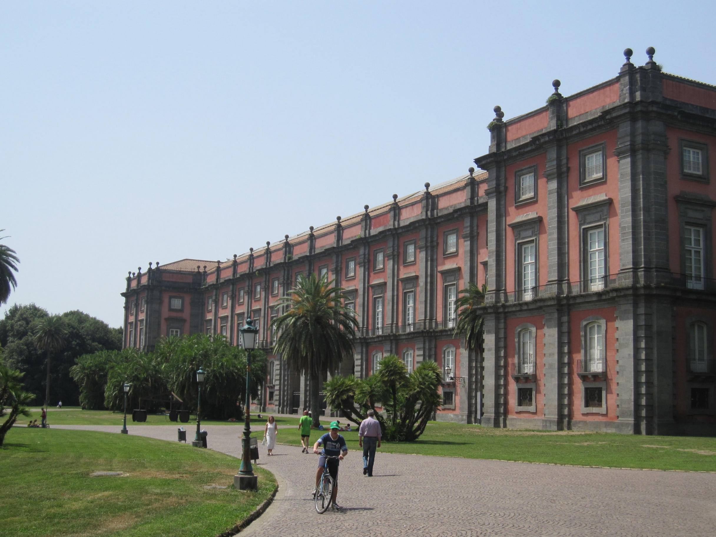 The front of the building with the entrance of the Museum.