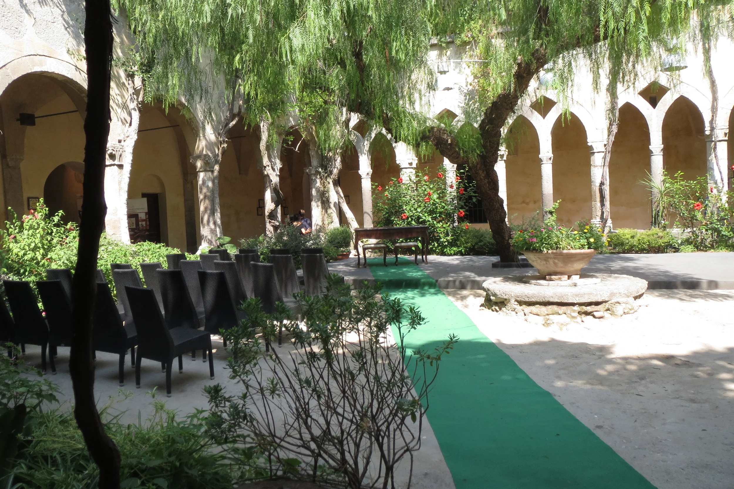 Civil wedding venue in the atmospheric cloister of St. Francis.