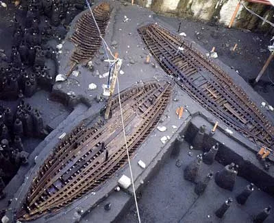 The discovery of the three medieval vessels of the Anjou Kingdom in Piazza Municipio.
