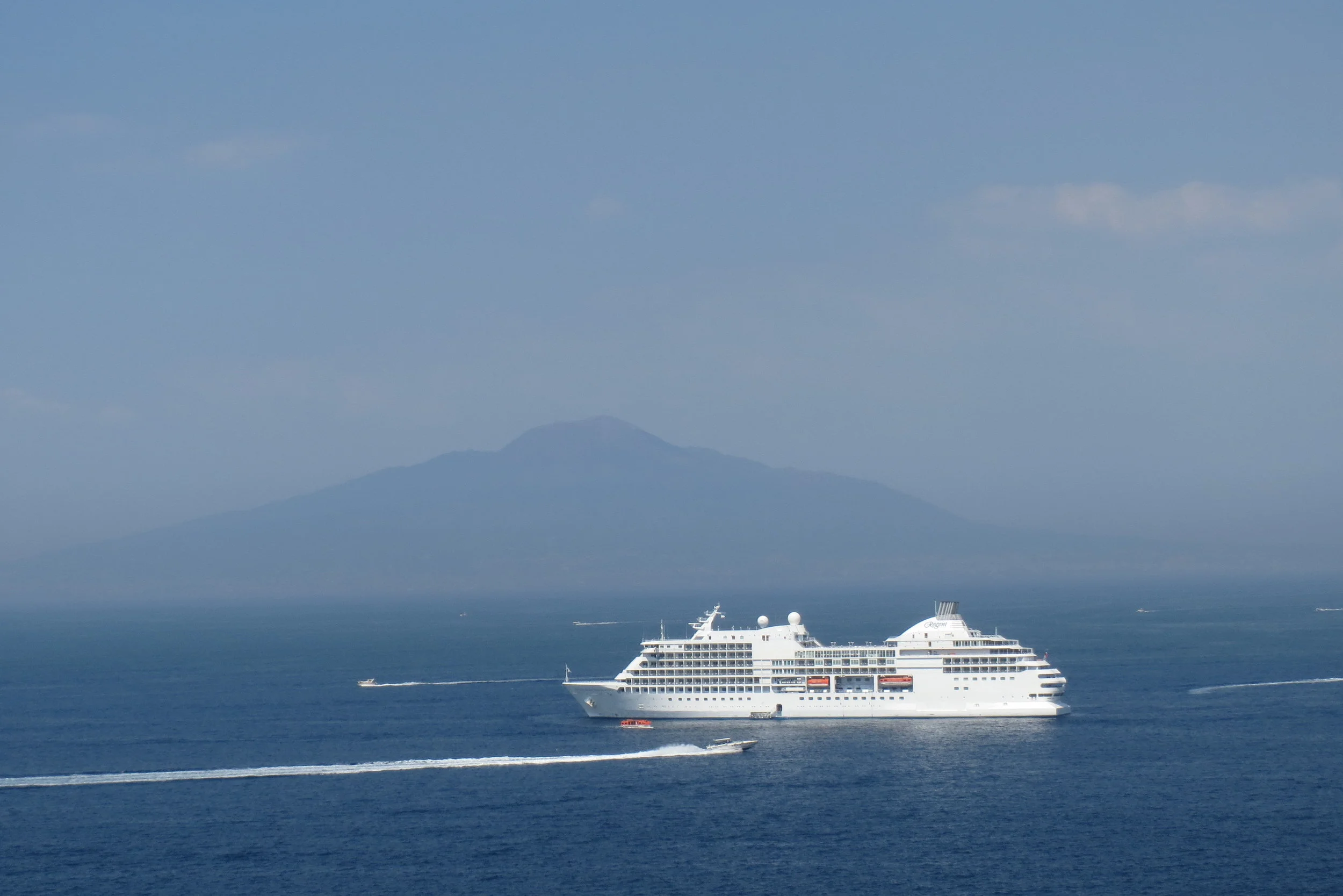 Ferries from/to Napoli-Sorrento.
