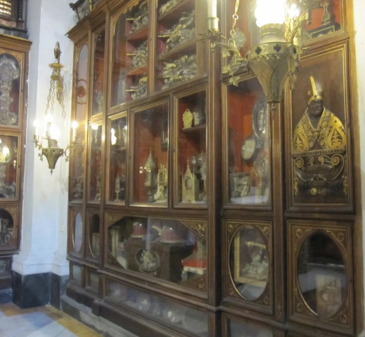 Details of the reliquary.