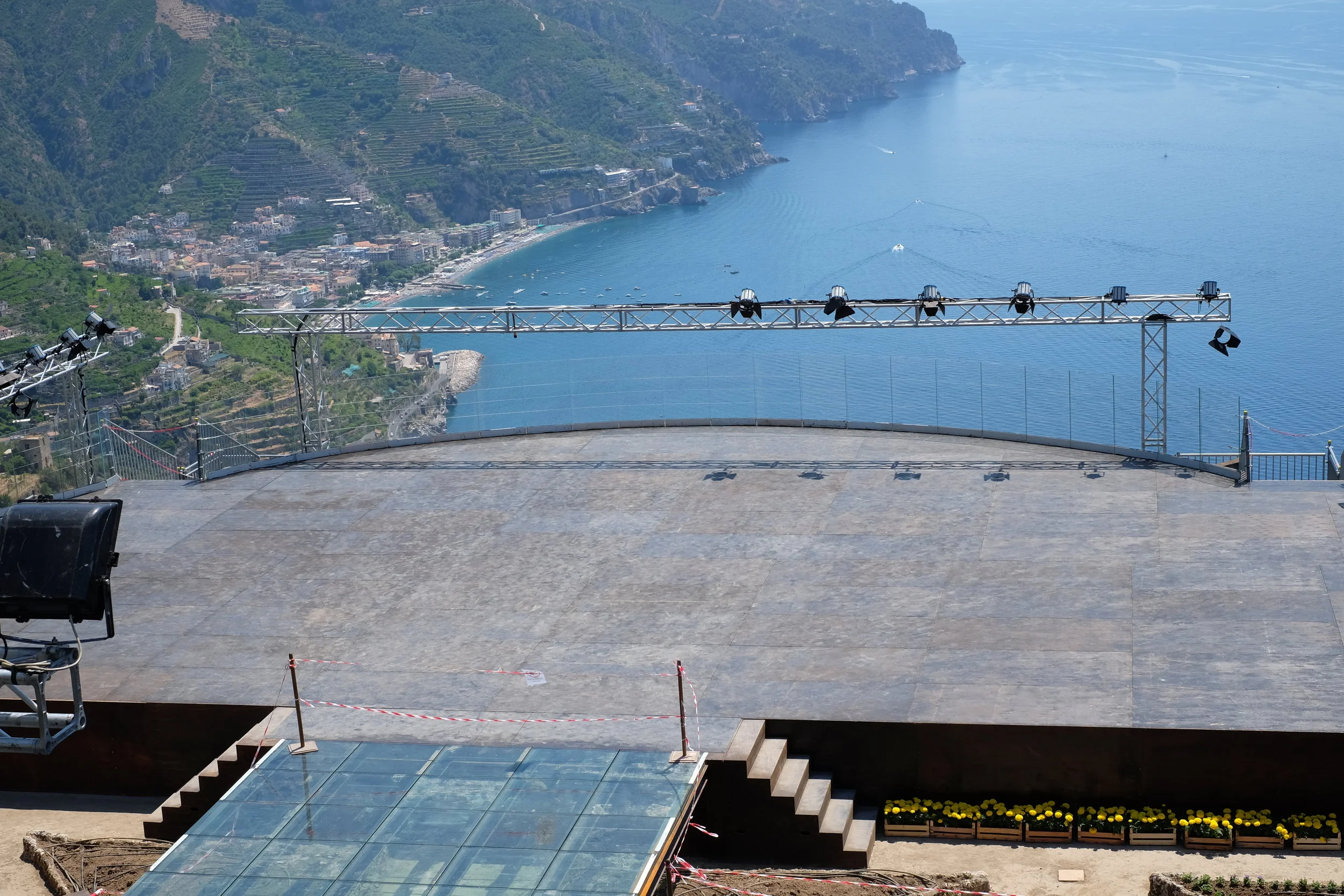  The stage with breathtaking view.
