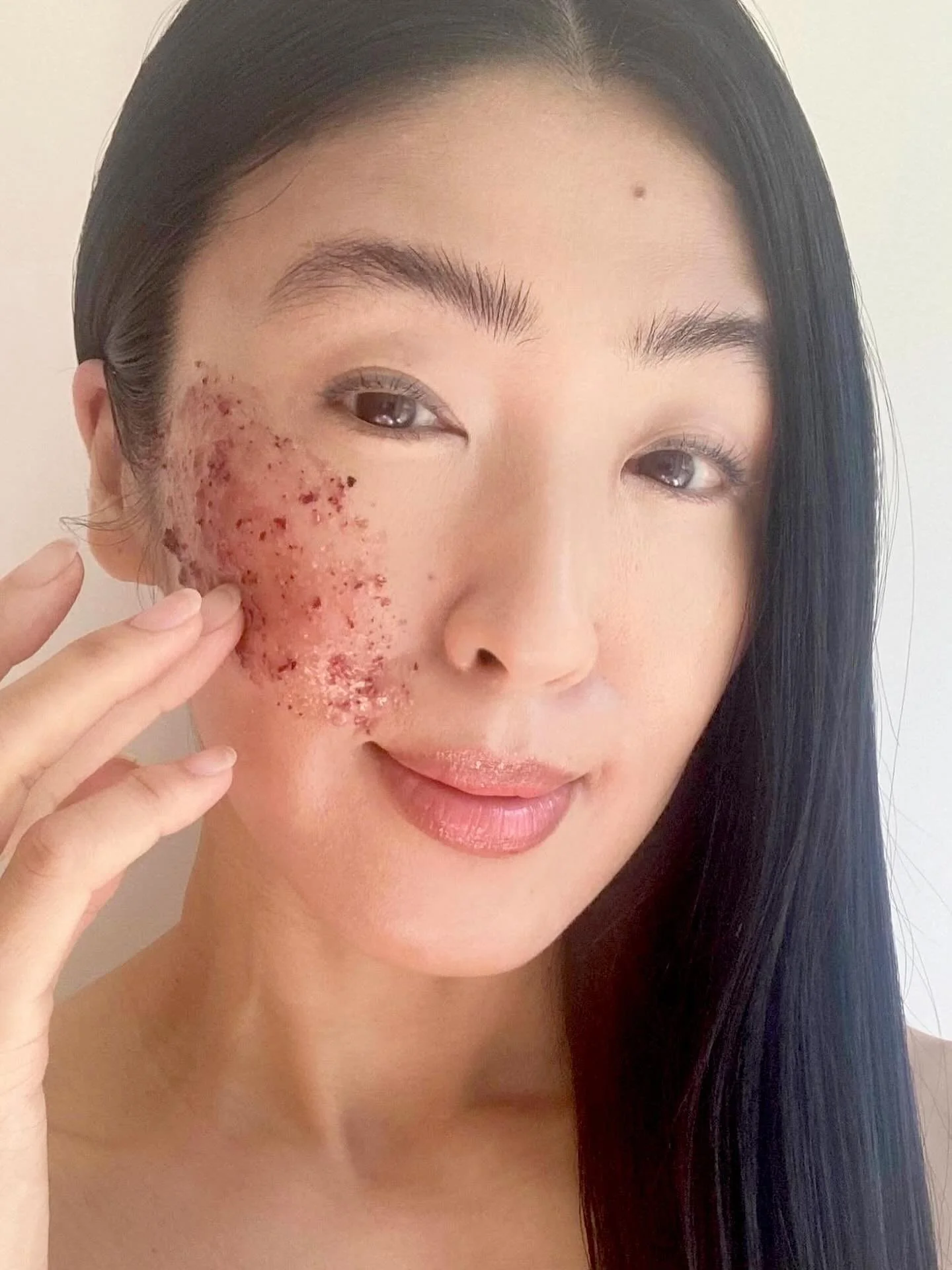 This Ros&eacute; face and body scrub is designed to be left on, allowing it to melt and absorb into your skin. Each scrub is handmade by me with carefully selected organic ingredients, including rose powder, kukui oil, and raw honey🥀 🍯✨

Here is my