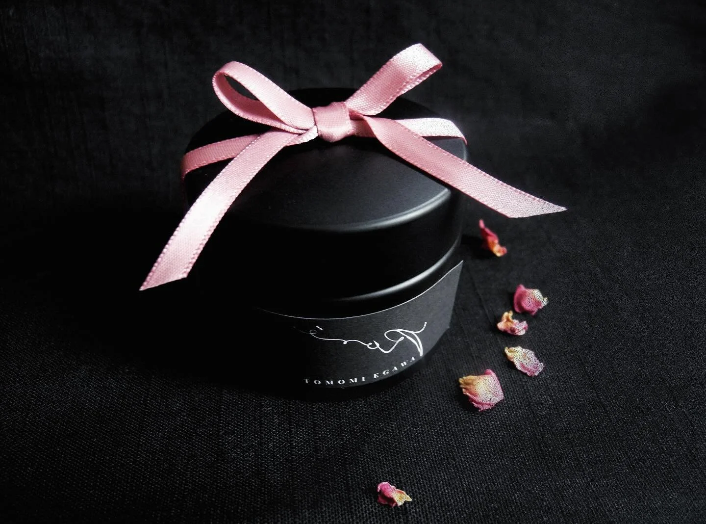 In Japanese culture, the word &ldquo;musubu&rdquo; to tie signifies completion and the connection of hearts. As I mindfully create and wrap each Ros&eacute;, I think my customers, dedicating time to the wrapping process.

&ldquo;Musubi&rdquo; - each 