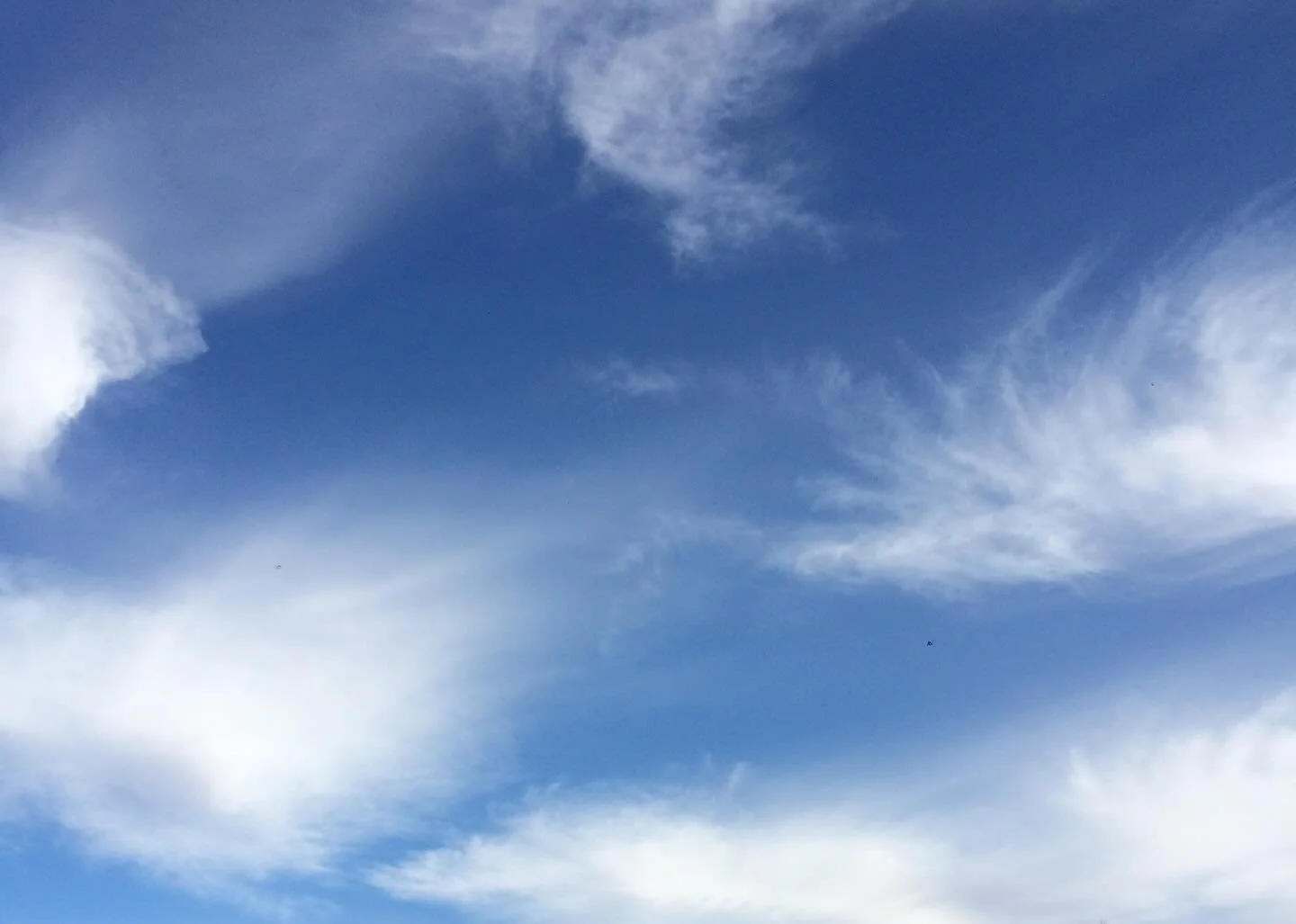 Infinite skies fuel us in a wonderful way. Sharing my favorite skies over mountains with you while bringing my new project to life🧶😌✨