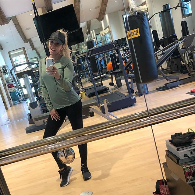 Working it out! 💪🏻 .
.
.
#monday #fitness #fun #workout #motivation #gym #fitgirl #fitnessmotivation #fitgirl #workoutclothes #style #LAChicks #active #activewear #lifestyle