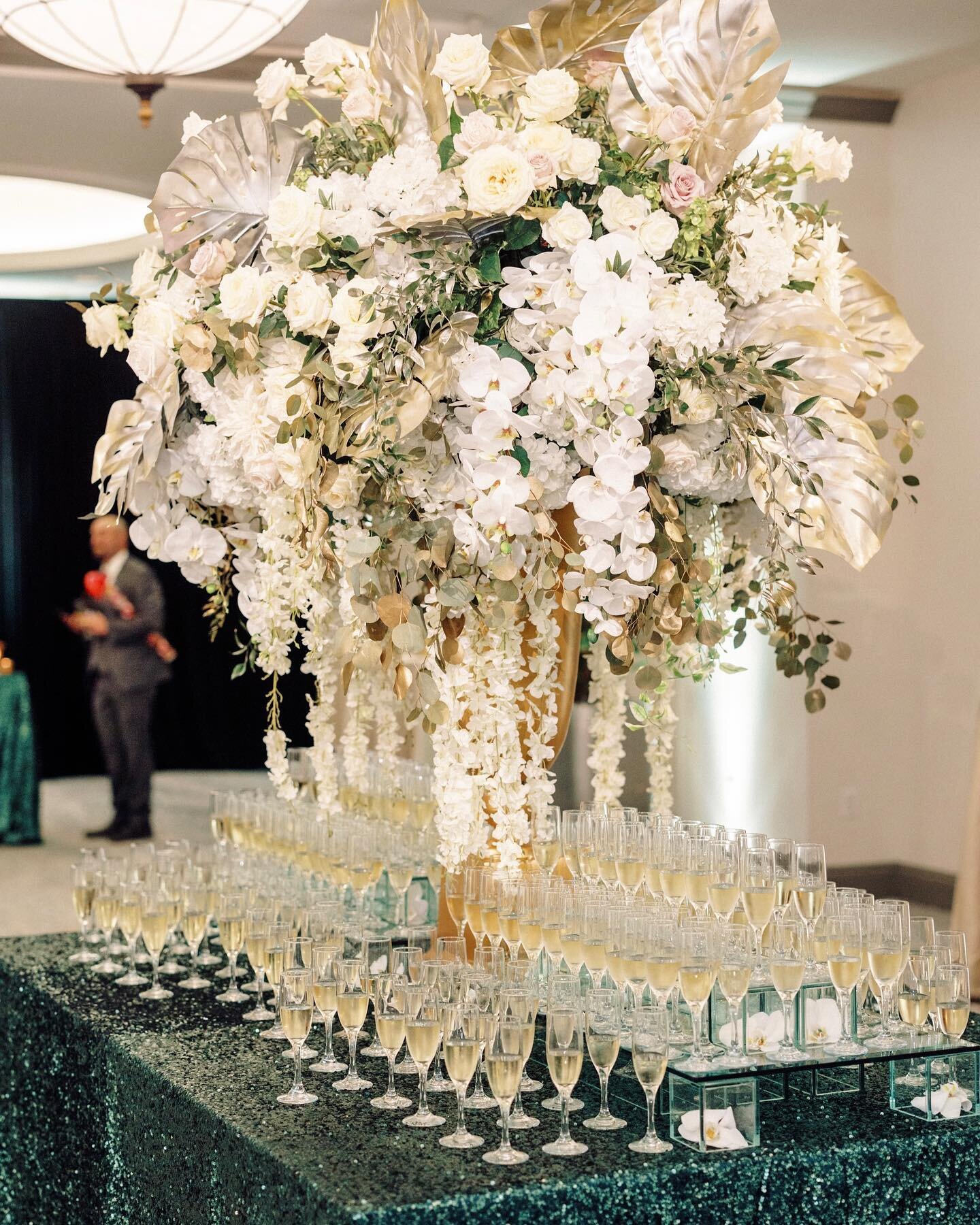 These luxe metallic dusted florals and bubbly champagne are getting us excited for the weekend.

Floral: @festivestl 
Photo: @mikecassimatis 
Planning: @kristinashleyevents 
Linen: @nuagedesignsinc 
Venue: @marriottstlouis