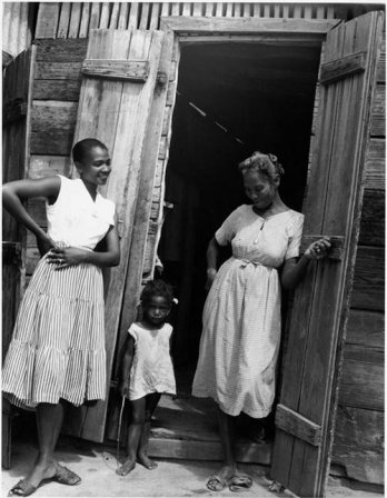 9946_haiti_devant_la_case_1958_rmn.jpg