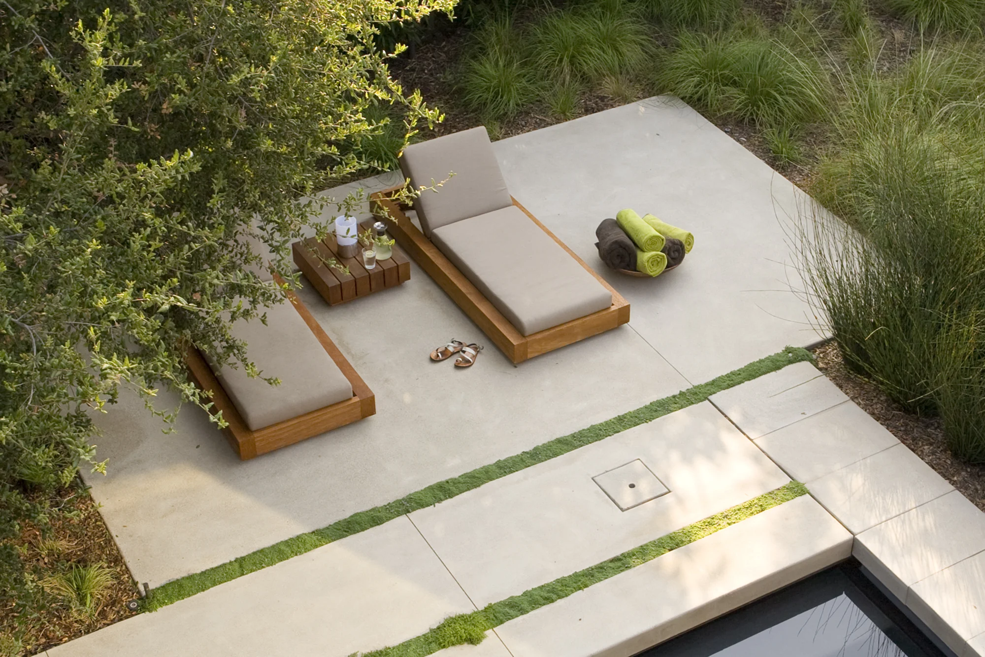 ranch-group-outdoor-chaise-lounge-and-table-in-situ.jpg