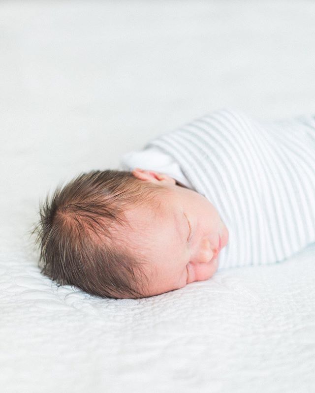 I got to breathe in the delicious scent of new baby all morning long and it was almost too much for me to handle... I mean look at all that hair!! 😍😍😍