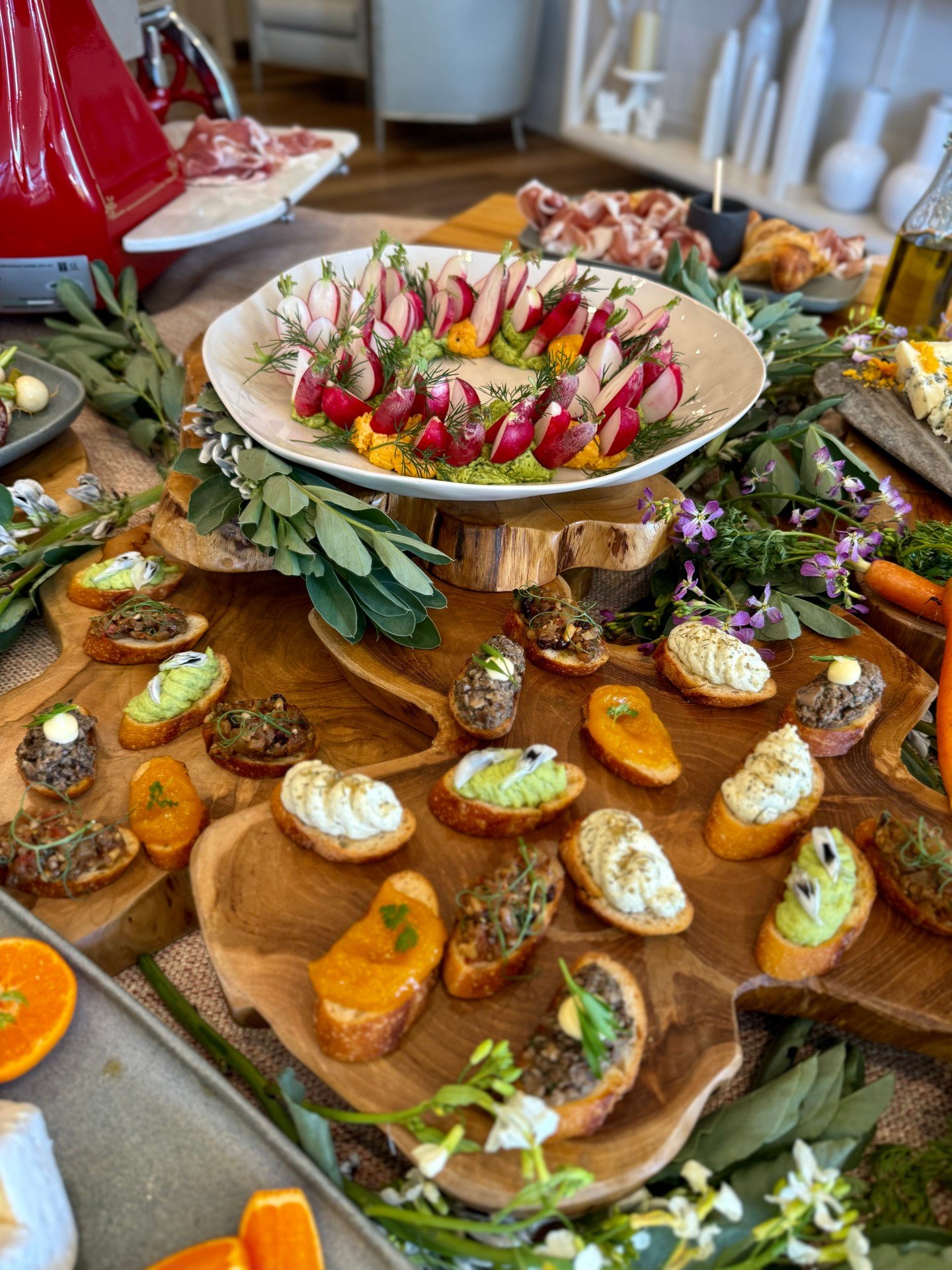 Harvest Table is here and we&rsquo;re obsessed 😍🌿
Seasonal bites, local veggies, fresh cheese, and hand-sliced charcuterie &mdash; everything meant to be shared. Let's gather!

#PaulaLeDuc #HarvestTable #EventGoals #CateringWithStyle #GrazingTableD