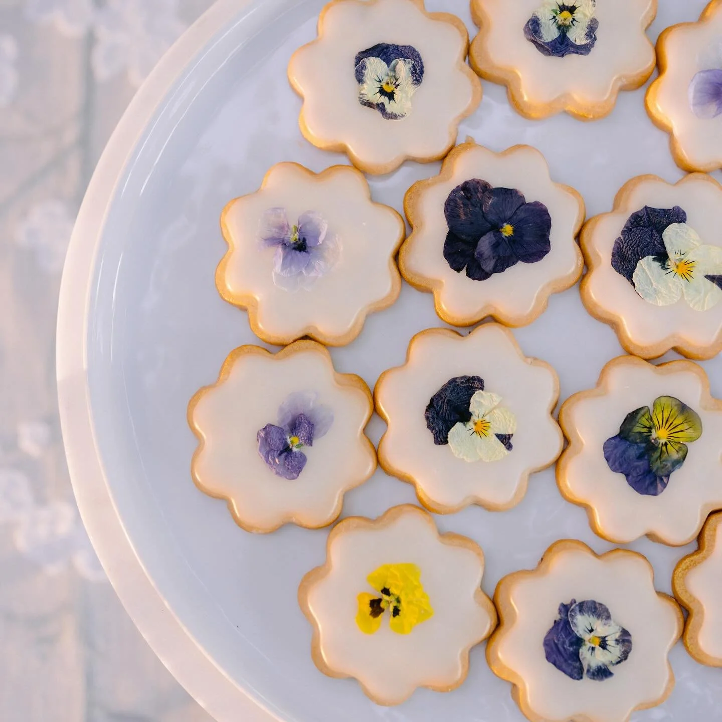 Do you ever post something just because it&rsquo;s pretty? 🌸✨

Planning &amp; Design @emilycoyneevents
Photography @laciehansen

#spring #paulaleduc #bgwedding #weddingdessert #napavalley