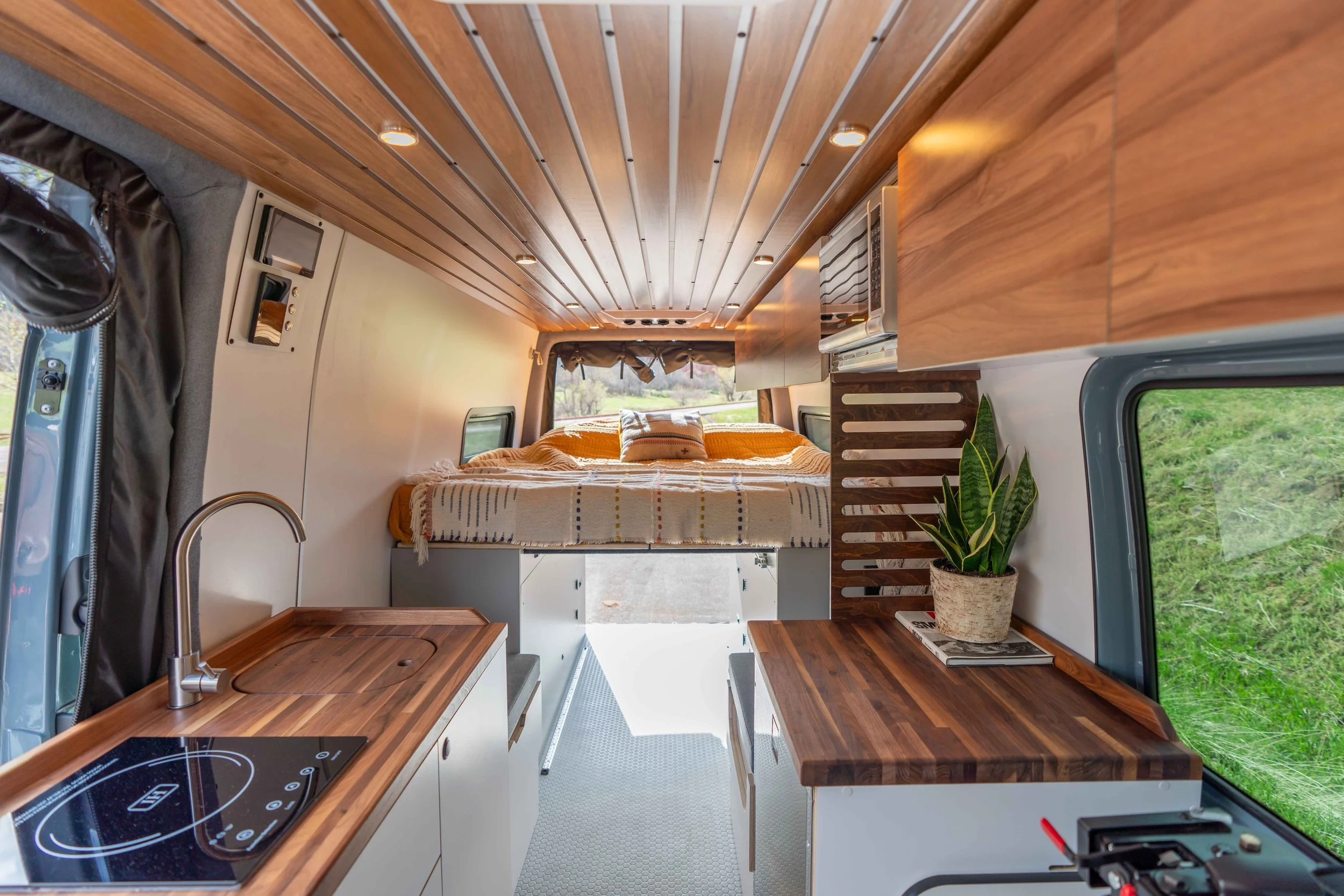 Zepplin_170_Sprinter_Main Bed.jpg